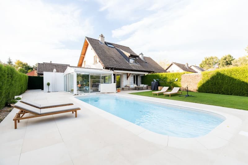 Splendide villa mitoyenne / 4 chambres / 3 SDB / Jardin / Piscine (13)