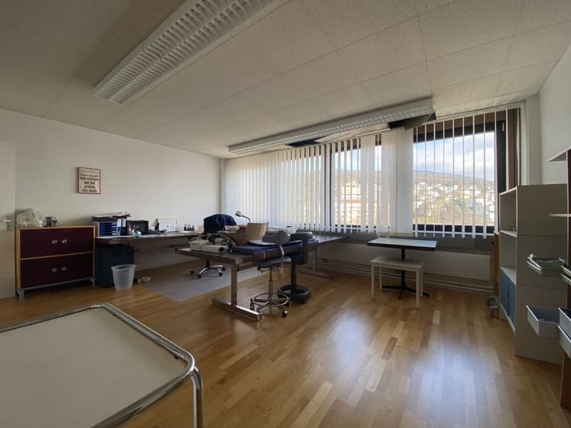 Grand bureau à Neuchâtel / cabinet médical (2)