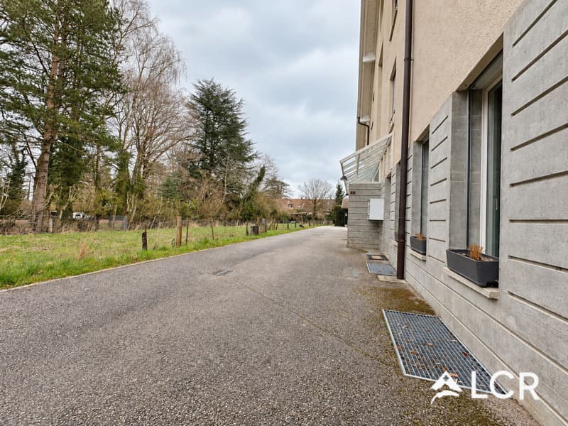 Surface commerciale aménagée en logement  - 3,5 pièces - Place de parking (12)