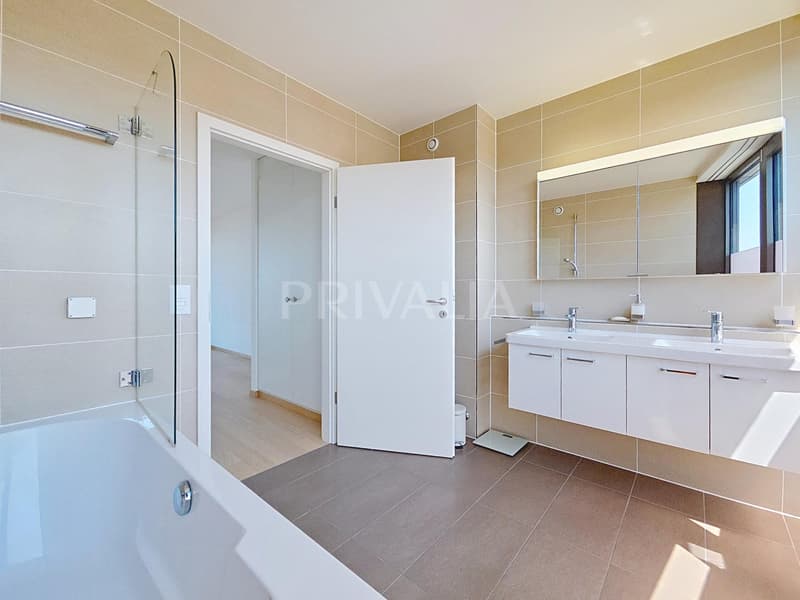 Exceptionnel attique en duplex offrant une vue panoramique sur le lac et les montagnes (8)