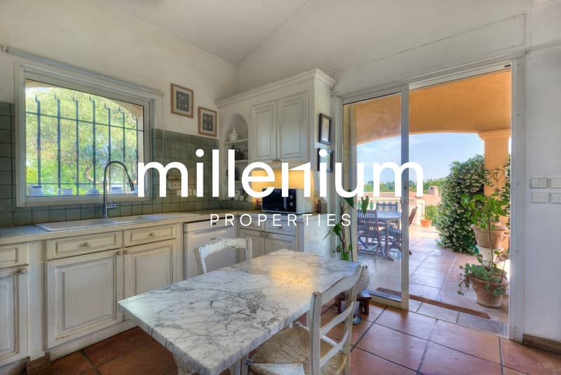 Villa avec piscine et vue mer à Antibes (8)