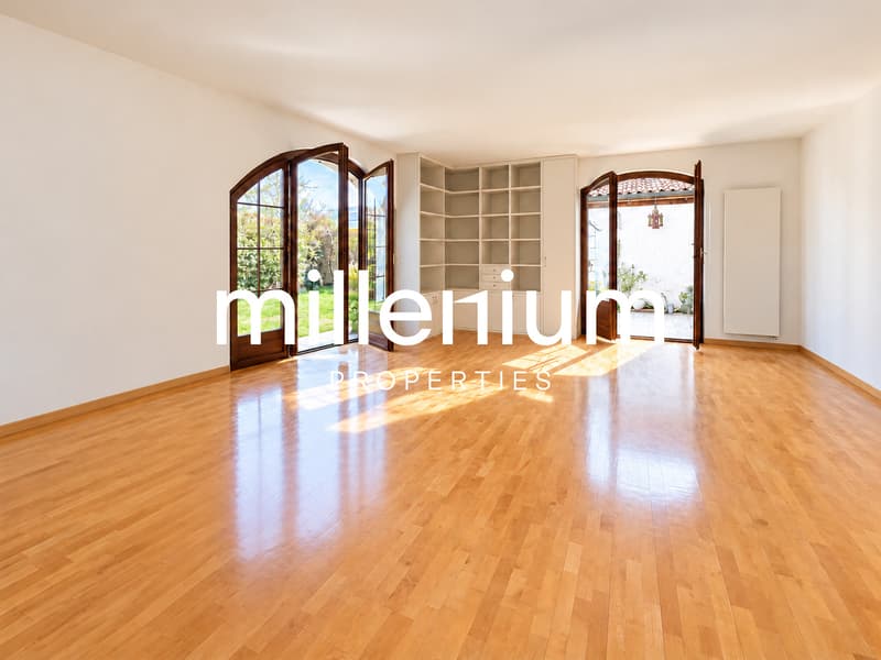 Maison contemporaine semi meublée avec jardin et studio indépendant (3)