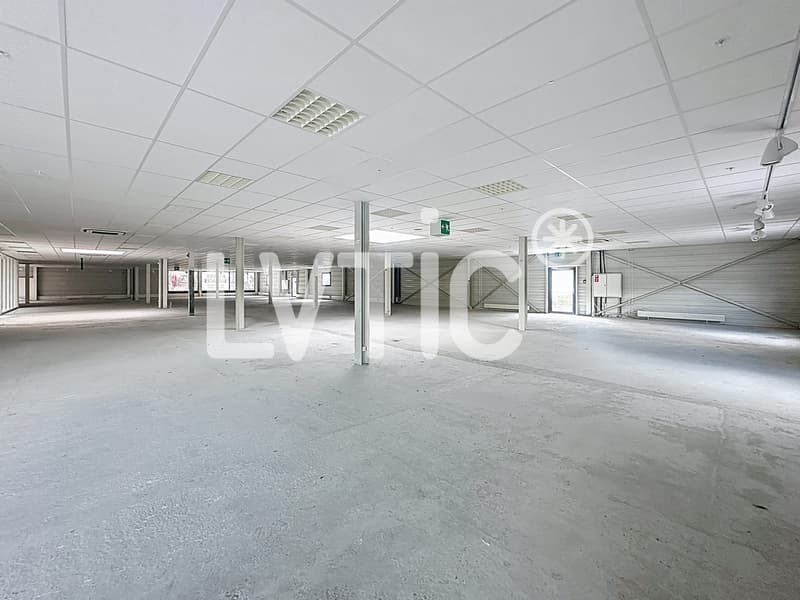 Showroom, bureaux, locaux de 1265 m2 divisibles à louer à Conthey (7)