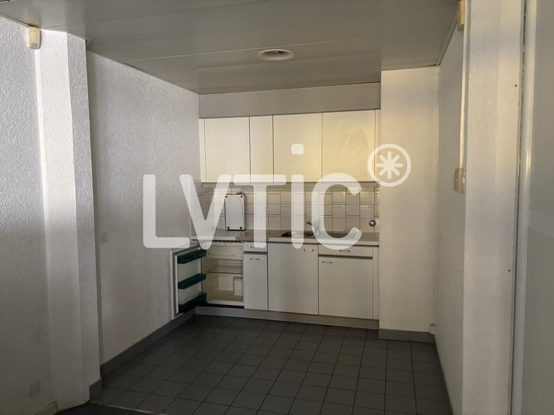 Atelier, labo, bureaux de 480 m2 divisibles à partir de 236 m2 à Gland (4)