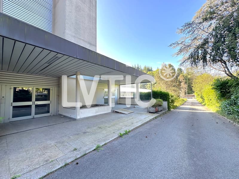 Bureaux, locaux de 886 m2 divisibles à louer à Ropraz (2)