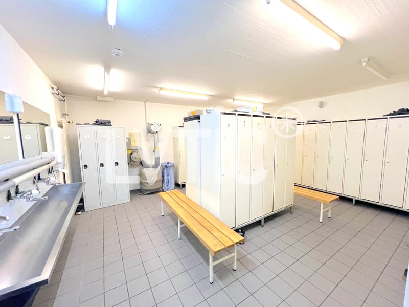 Halle industrielle, bureaux de 3600 m2 à louer proche Cortaillod (6)