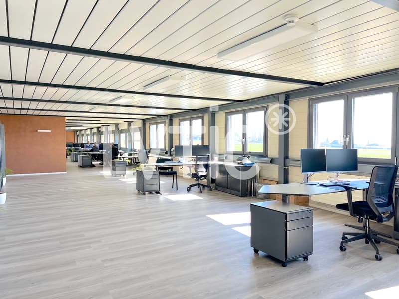 Halle industrielle, bureaux de 3600 m2 à louer proche Cortaillod (7)