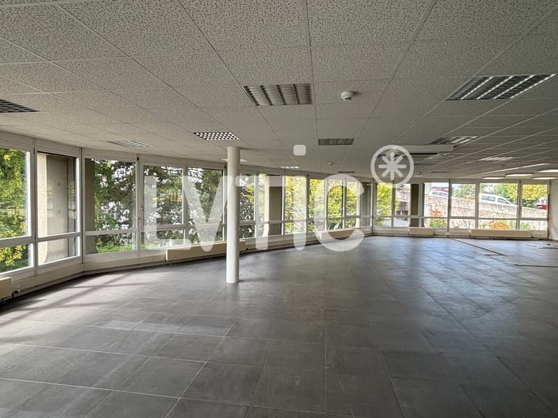 Showroom, locaux, bureaux de 640 m2 à louer à Crissier (1)