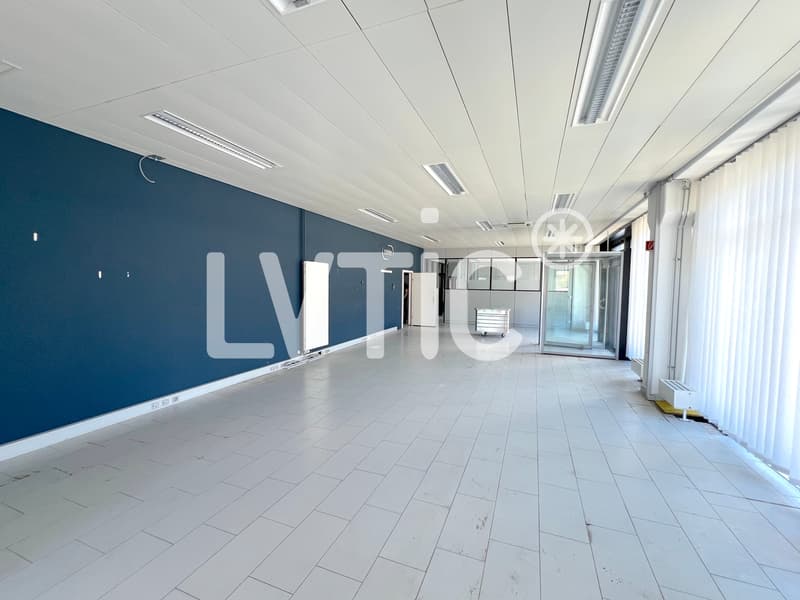 Halle industrielle, showroom, bureaux de 2000 m2 à louer à Martigny (10)