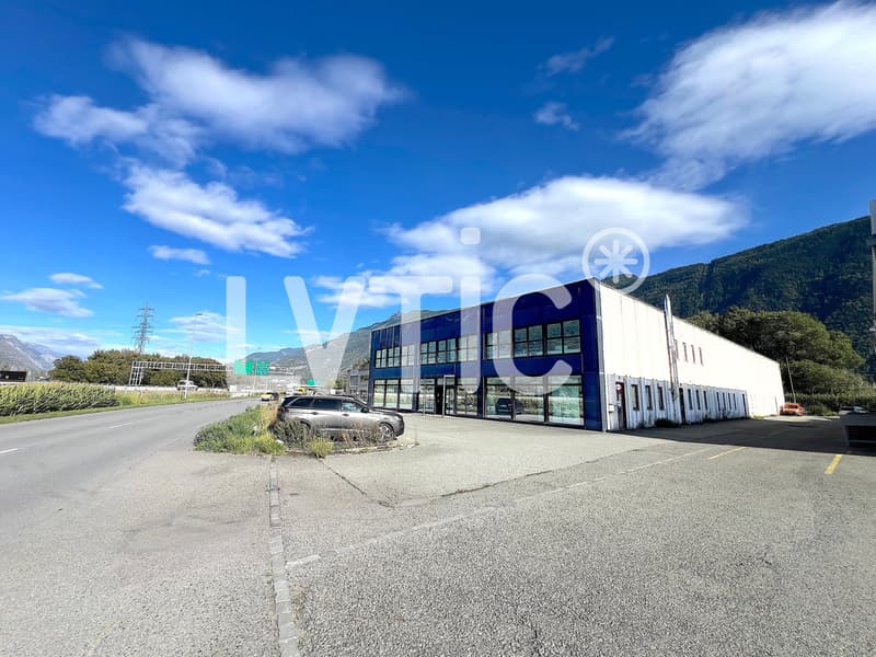Halle industrielle, showroom, bureaux de 2000 m2 à louer à Martigny (1)