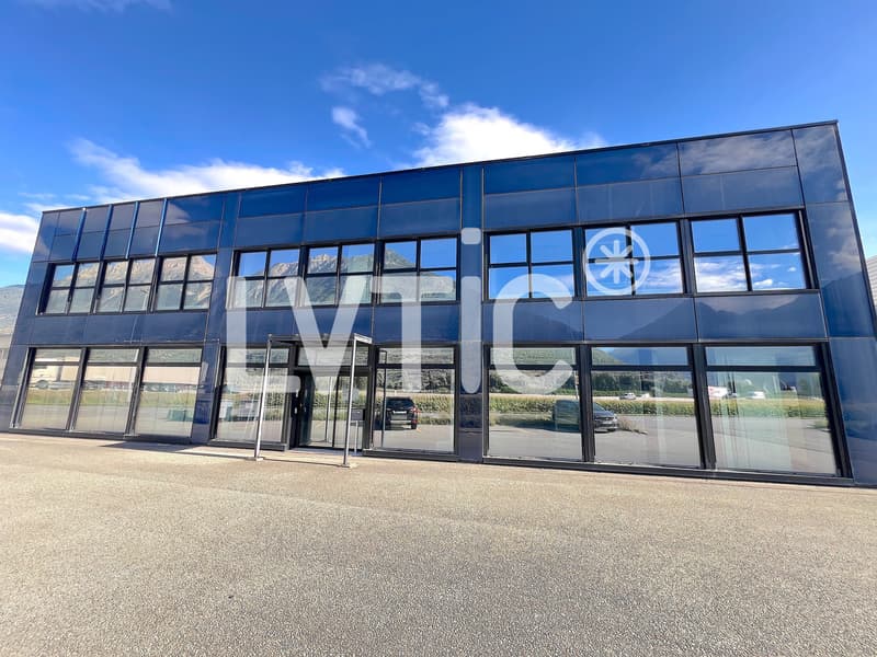Halle industrielle, showroom, bureaux de 2000 m2 à louer à Martigny (3)