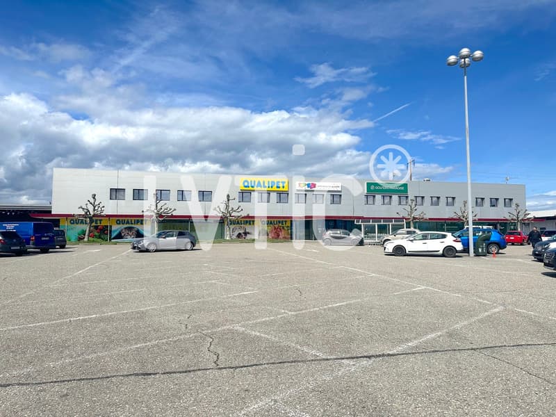 Locaux, showroom, bureaux de 325 m2 à louer à Etoy (2)