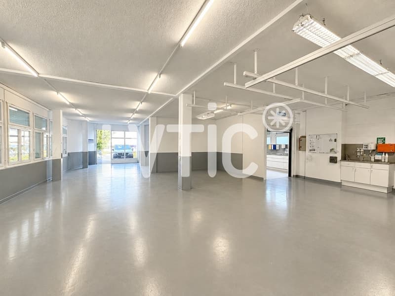 Showroom, dépôt, bureaux de 700 m2 divisibles à louer à Bussigny (1)