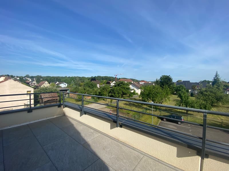 Appartement 4 pièces en attique avec terrasses, garage double, place de parking extérieure et ascenseur (2)