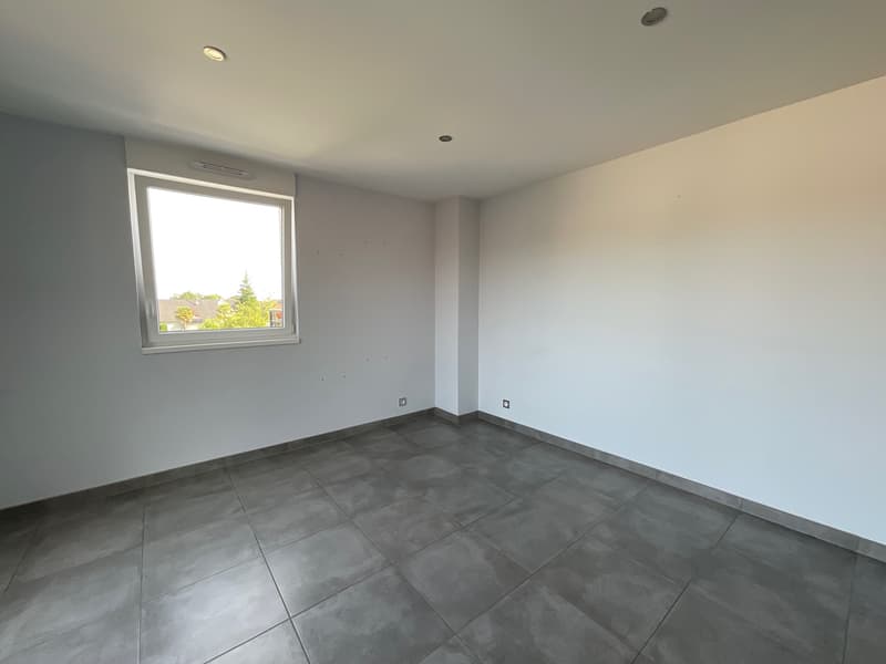 Appartement 4 pièces en attique avec terrasses, garage double, place de parking extérieure et ascenseur (7)