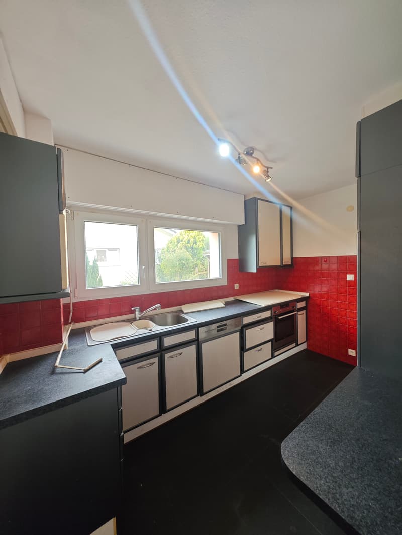 Maison mitoyenne à fort potentiel avec terrasse, jardin et garage (6)
