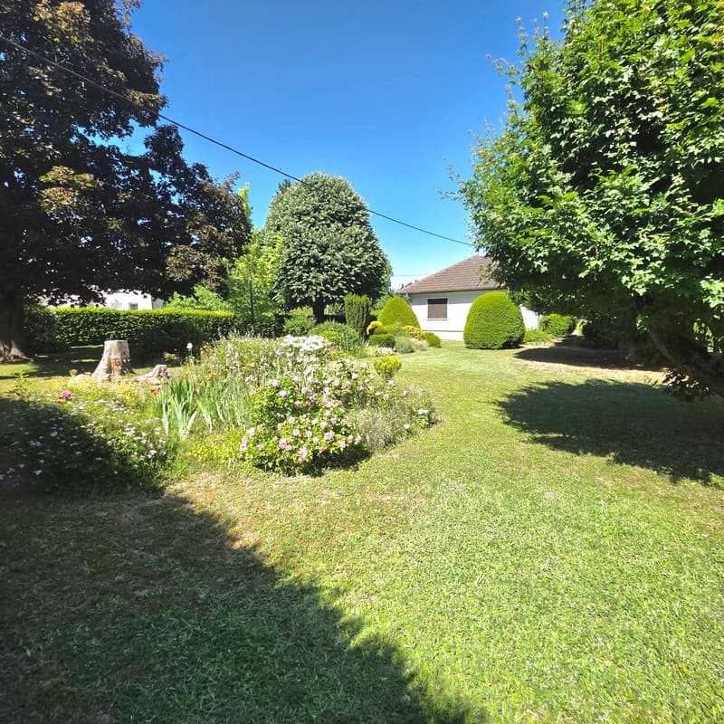 Maison de plain-pied dans un cadre verdoyant exceptionnel de 31 ares (11)
