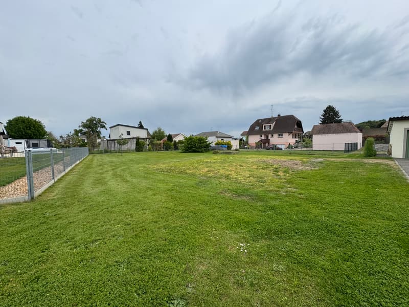 Terrain, à deux pas de la frontière Suisse (2)