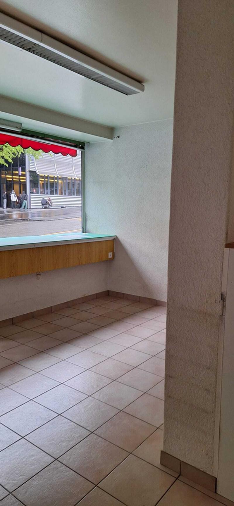 vitrine_depuis_interieur.jpg