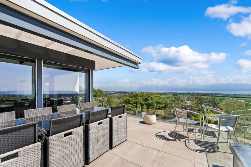 Exceptionnelle villa avec piscine et vue panoramique sur le lac (8)