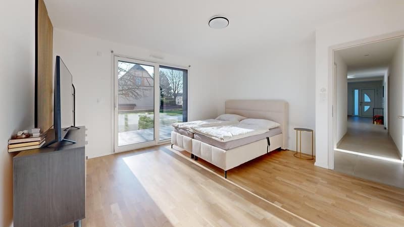Modern single-storey house with high-end finishes and open views (10)