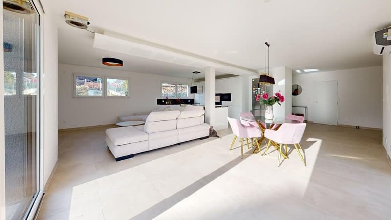 Modern single-storey house with high-end finishes and open views (4)