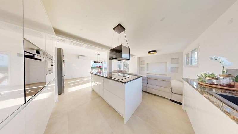 Modern single-storey house with high-end finishes and open views (5)