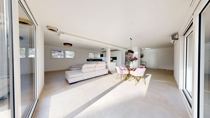 Modern single-storey house with high-end finishes and open views (3)