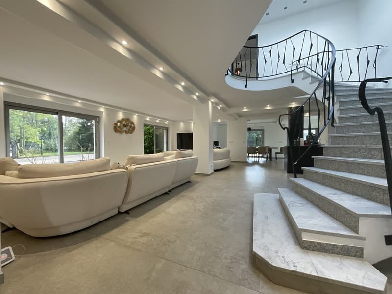 Außergewöhnliche Villa mit Gästehaus, Wellnessbereich und großem Park (15)