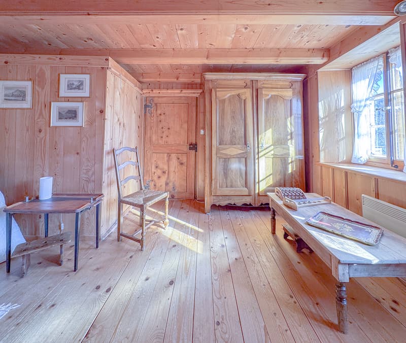 Pièce en enfilade, pouvant servir de chambre ou de bureau au rez