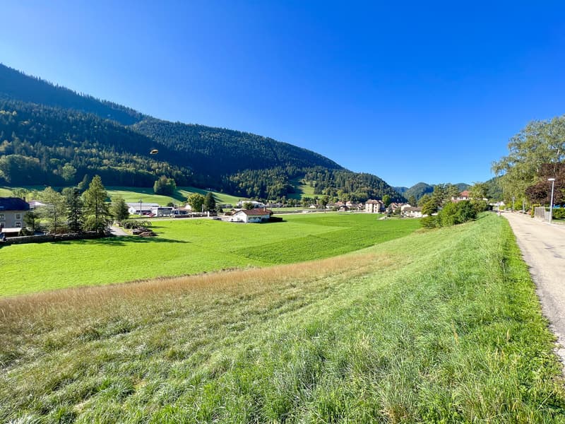 Accès au terrain par une route existante au Nord