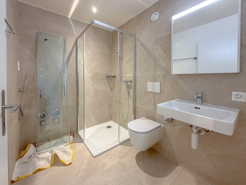 Salle de douche avec pré-équipement pour une colonne de lavage