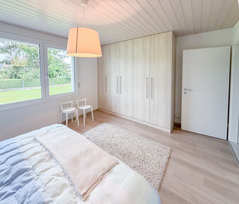 Chambre no 1 avec armoires intégrées au rez-de-chaussée