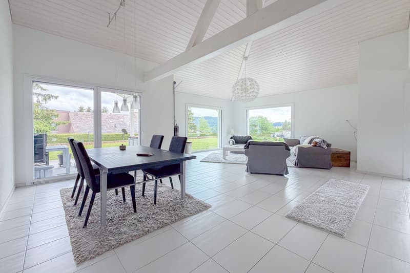 Belle pièce à vivre avec grande hauteur sous-plafond