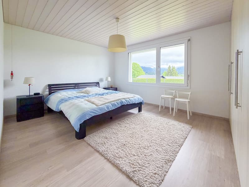 Chambre no 1 avec armoires intégrées au rez-de-chaussée