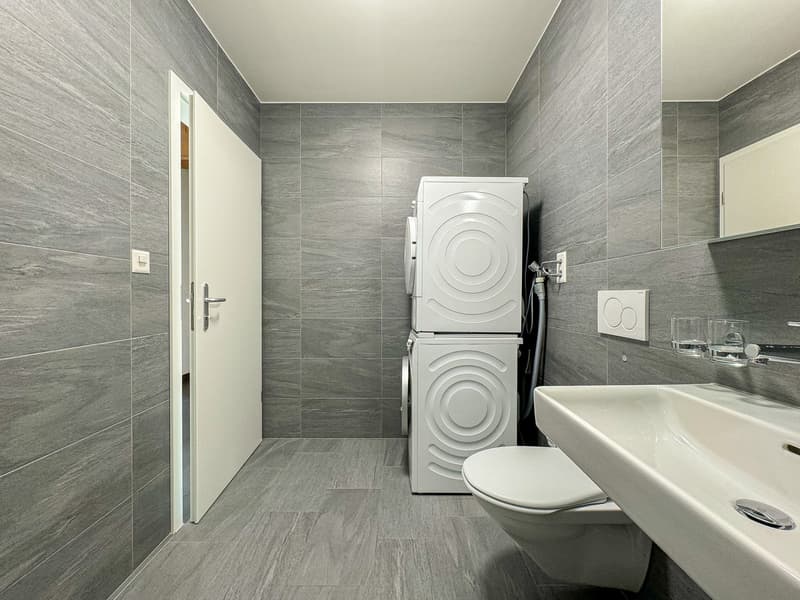 Salle de douche avec colonne de lavage