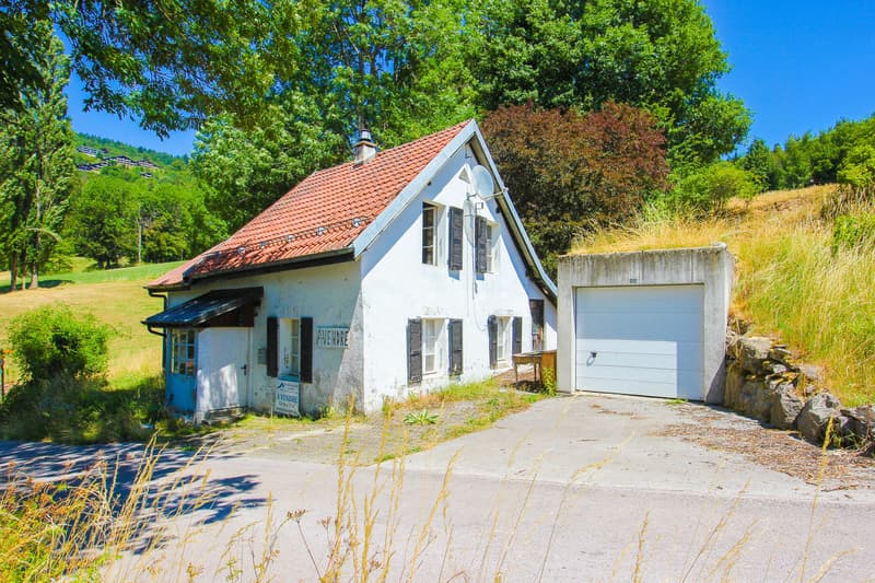 Vue sur la maison et le garage