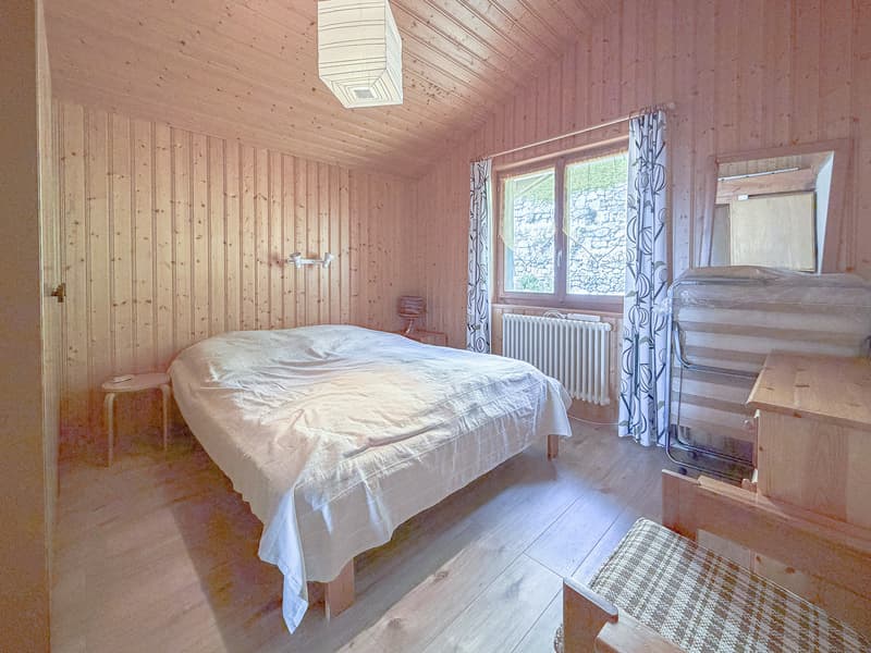 Chambre avec armoires encastrées
