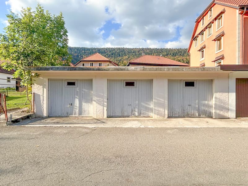 Garage individuel avec porte manuelle (2)