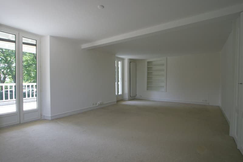 empty room, sliding glass doors, balcony, shelves, power outlets