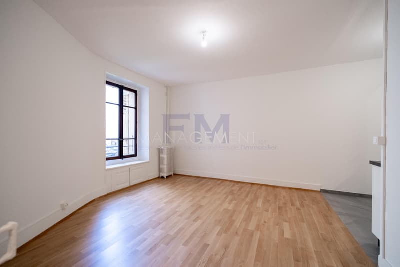 Carouge - Rue des Caroubiers - Appartement 2 pièces d'environ 47m2 au rez-de-chaussée (1)