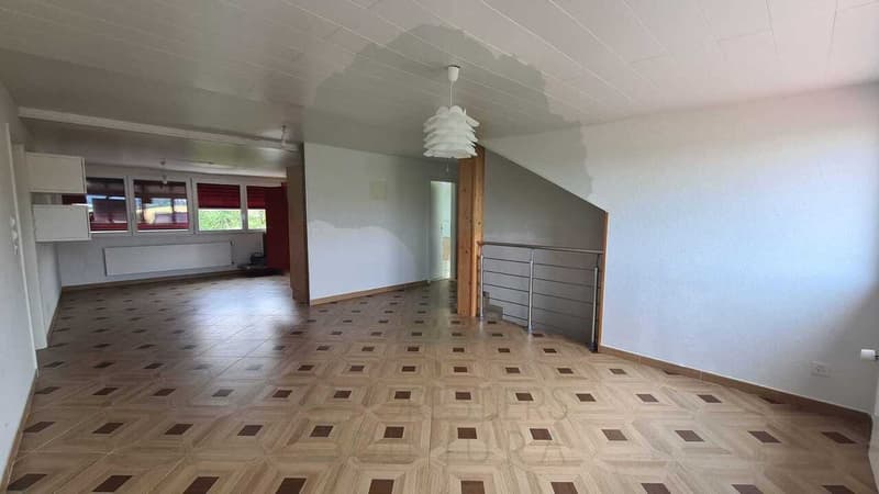 Maison familiale de deux appartements de 3,5 pièces et trois garages (5)