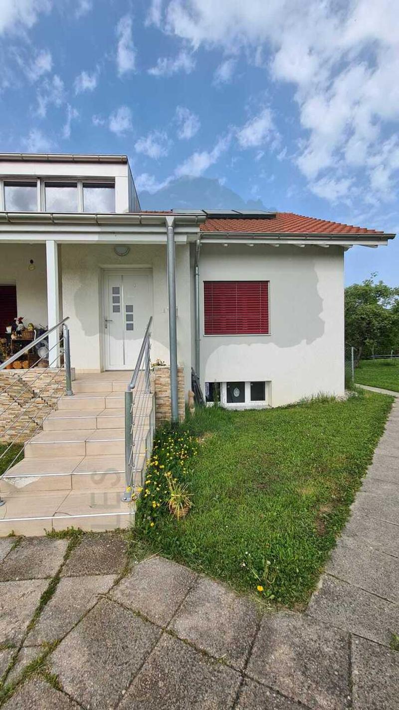 Maison familiale de deux appartements de 3,5 pièces et trois garages (12)