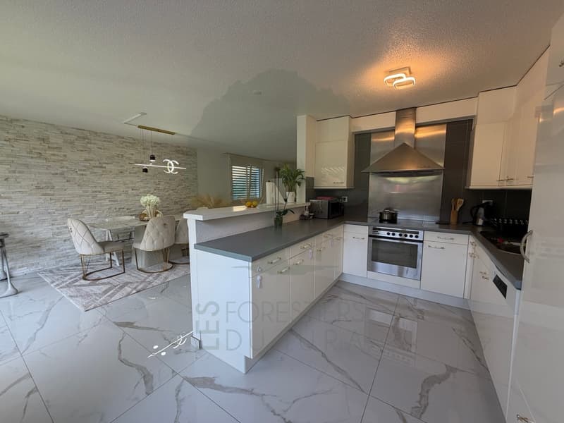 Magnifique appartement rénové de 5,5 pièces avec terrasse et vue (8)