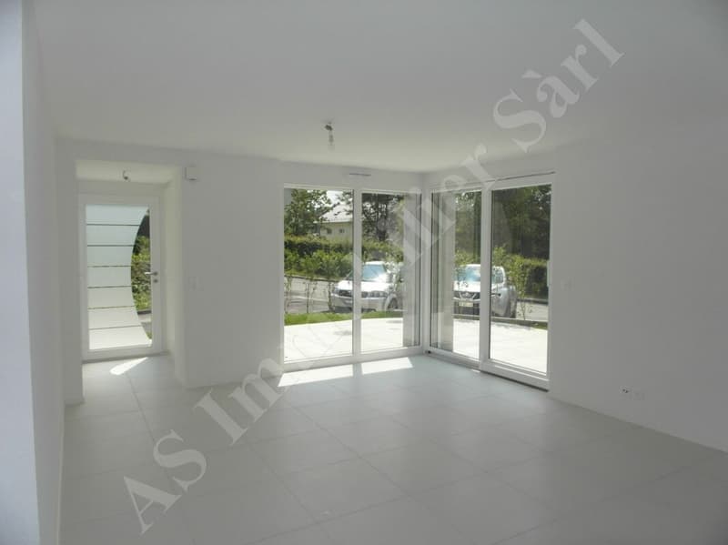 * * * * * * * À VENDRE EN EXCLUSIVITÉ * * * * * * * MAGNIFIQUE APPARTEMENT DE 2.5 PIÈCES AVEC TERRASSE ET GARAGE-BOX (2)