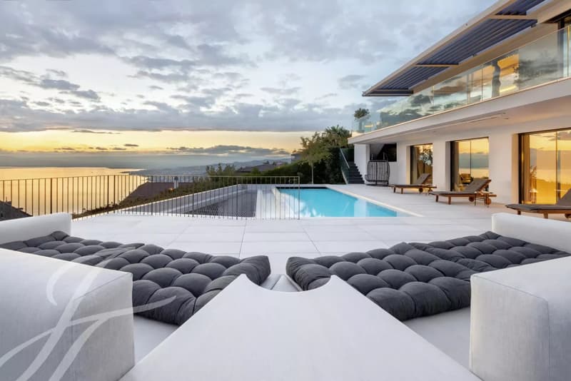 Contemporary villa with exceptional view (1)