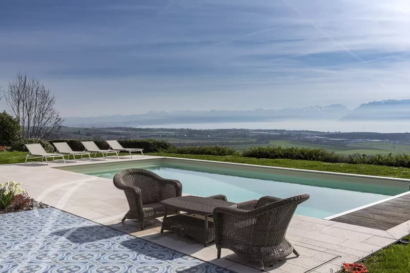 Exceptional villa offering a panoramic view of the lake and the Alps. (2)