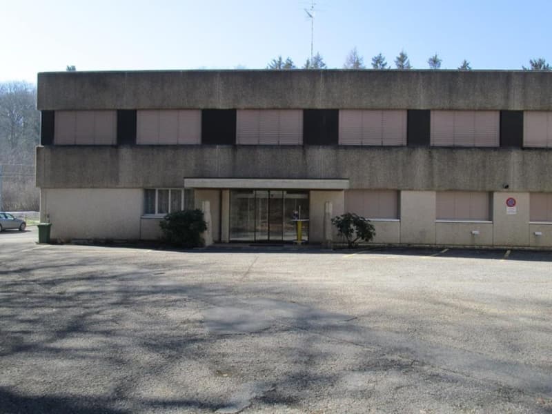Halle industrielle avec bureaux administratifs et terrain constructible (3)