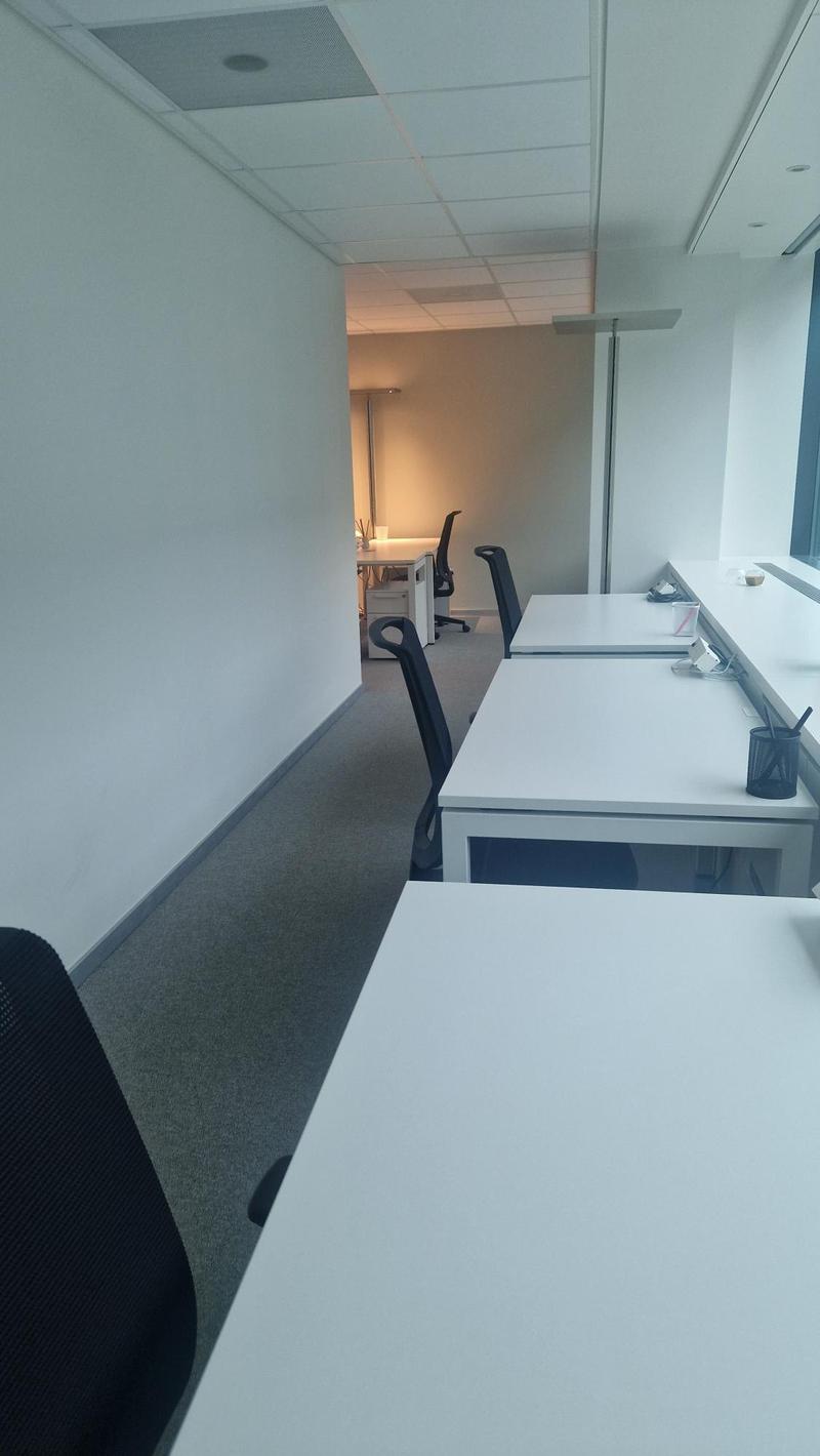 De magnifiques bureaux sur mesure pour 3 personnes à Spaces Nations (14)