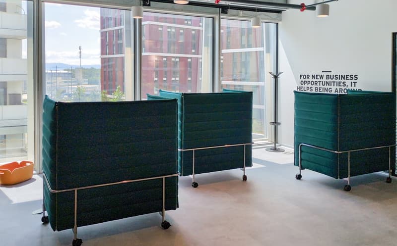 Un bureau de coworking ouvert au design remarquable pour 10 personnes à Spaces Quartier de l'Étang (6)